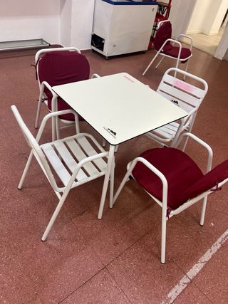 Tavolo e sedie da esterno