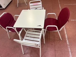 Tavolo e sedie da esterno