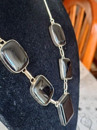 Excelente collar de grandes onix y plata.