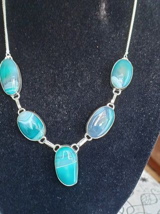 Elegante collar de agata azul y plata