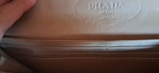 Billetera de piel  Prada vintage. 