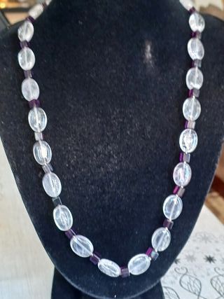 Collar de diferentes amatistas y  plata.