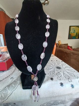 Collar con amatistas de distintos colores.