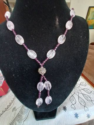 Collar con amatistas de distintos colores.
