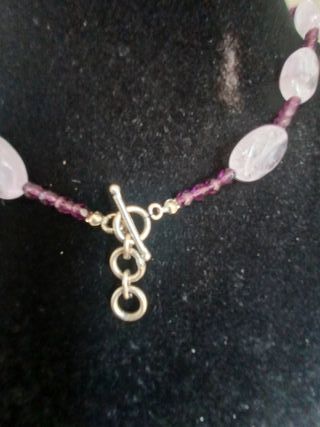 Collar con amatistas de distintos colores.