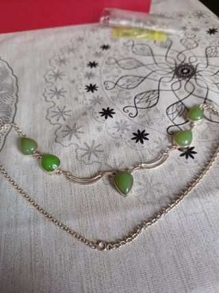 Otro collar: Este de jade verde y plata.