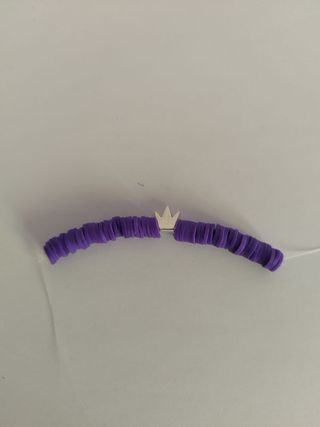 PULSERA HECHA A MANO CON CORONA COLOR MORADO