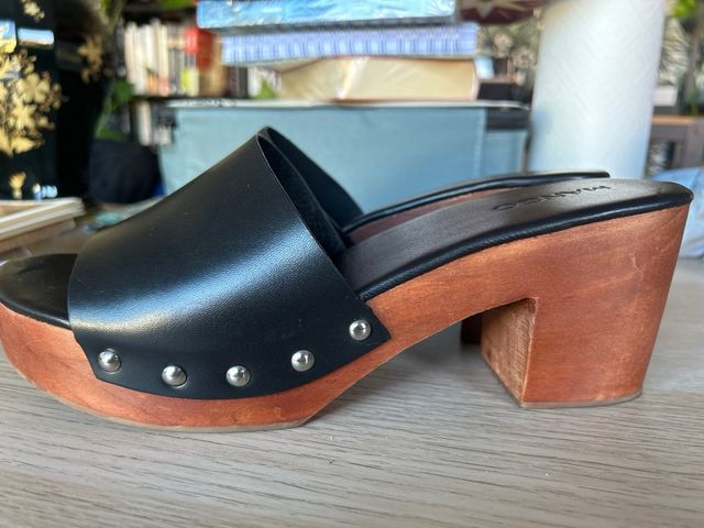 Zuecos Mango piel negro y madera. Talla 41/22€