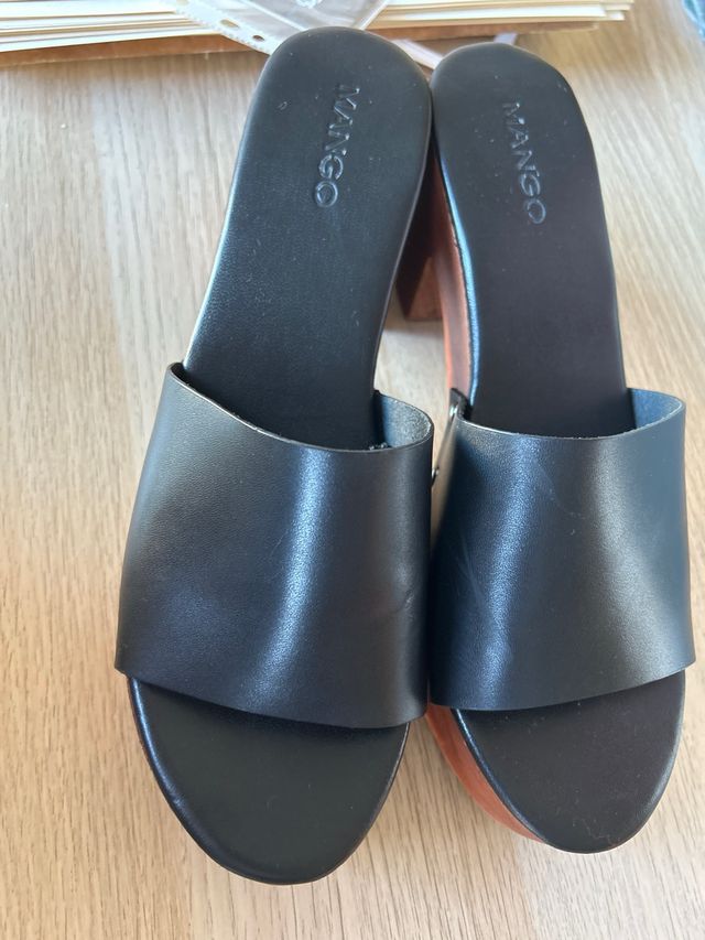 Zuecos Mango piel negro y madera. Talla 41/22€
