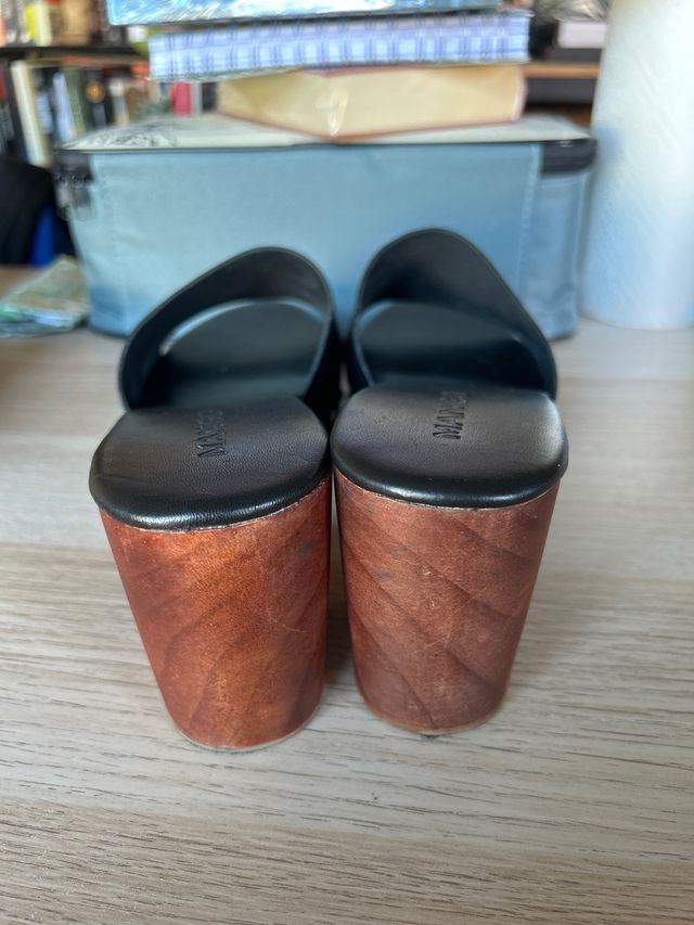 Zuecos Mango piel negro y madera. Talla 41/22€