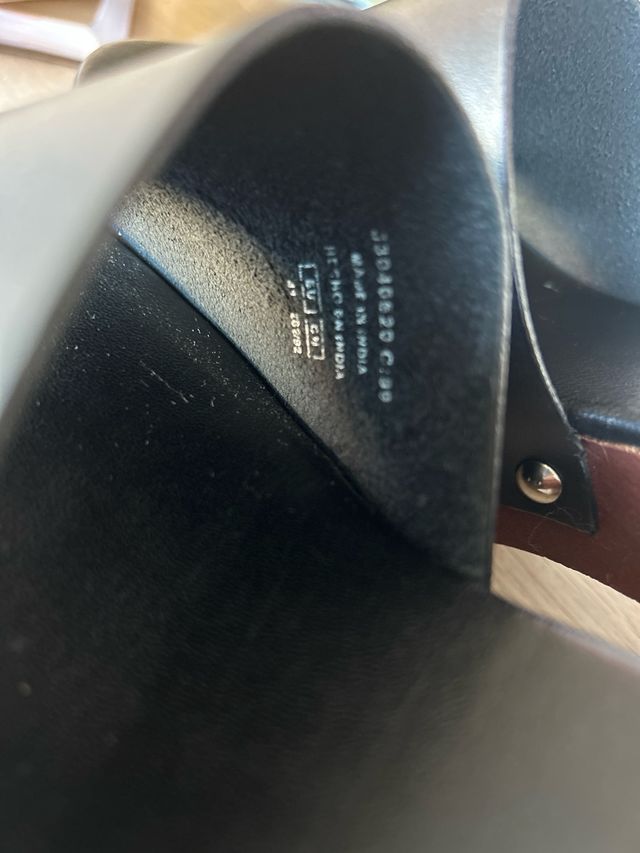 Zuecos Mango piel negro y madera. Talla 41/22€