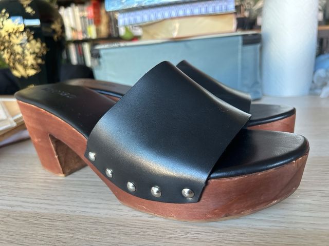 Zuecos Mango piel negro y madera. Talla 41/22€