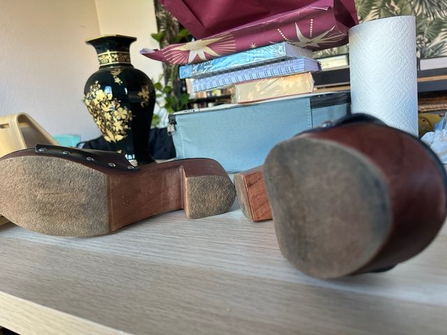 Zuecos Mango piel negro y madera. Talla 41/22€