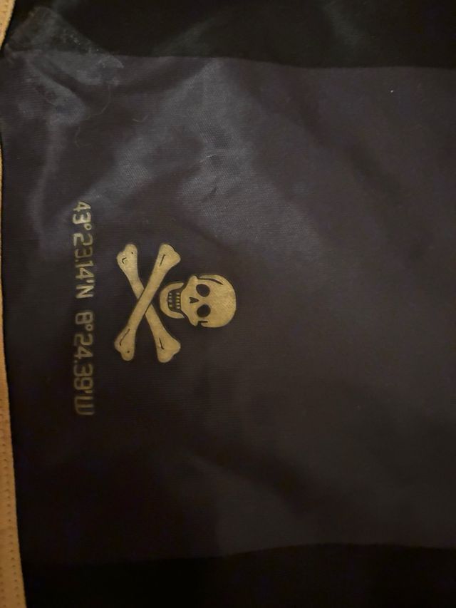 Camiseta depor con pin negraccc