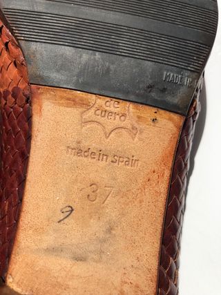 Zapatos tacón rejilla piel marrón