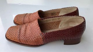 Zapatos tacón rejilla piel marrón