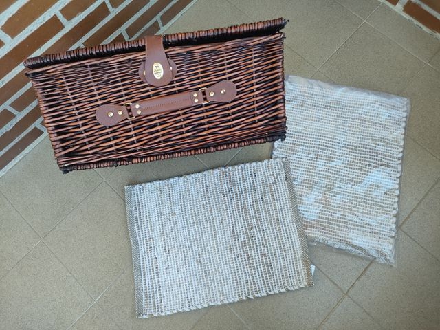 SCATOLA DI VIMINI - 2 TOVAGLIE E 2 TAZZE