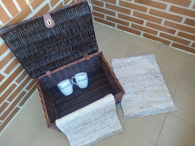 SCATOLA DI VIMINI - 2 TOVAGLIE E 2 TAZZE