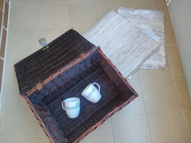 SCATOLA DI VIMINI - 2 TOVAGLIE E 2 TAZZE