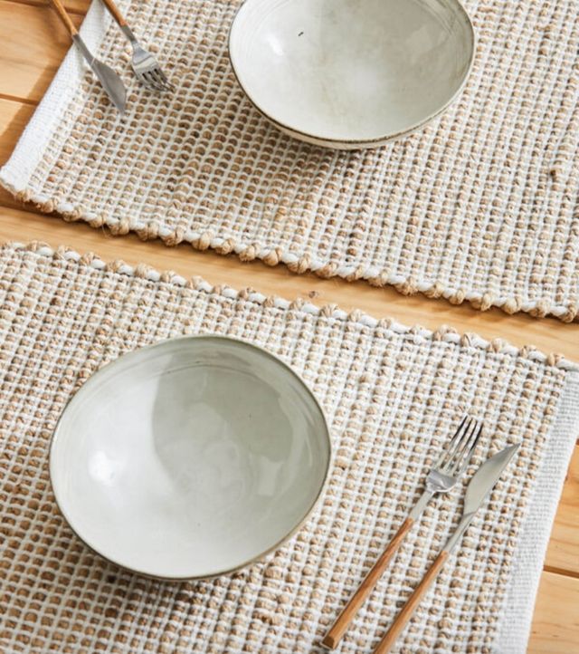 SCATOLA DI VIMINI - 2 TOVAGLIE E 2 TAZZE