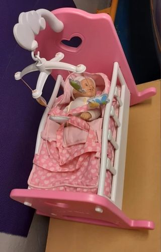 Conjunto de juguetes cuna y muñeco