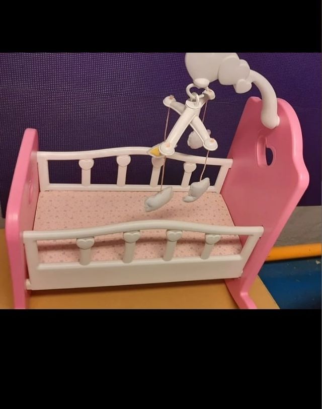 Set di giocattoli per culla e bambola.