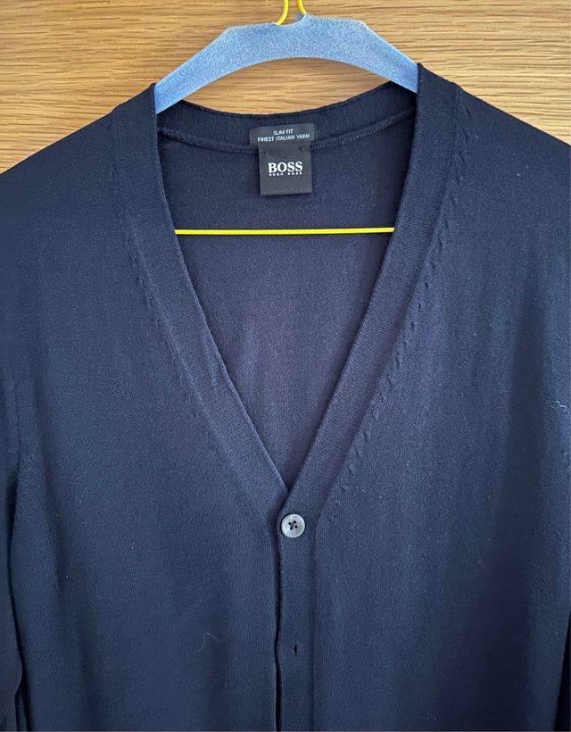 Jersey con cierre abotonado. Marca Hugo Boss.