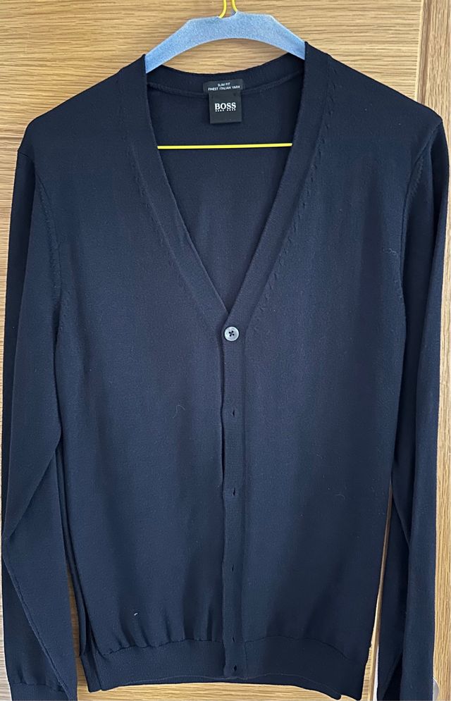 Jersey con cierre abotonado. Marca Hugo Boss.