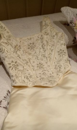 Vestido de novia con corsé de pedrería 