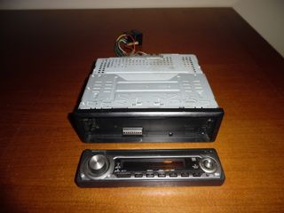 Un'autoradio(una radio per auto)Usata,a cd"KENWOOD