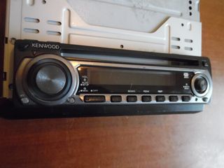 Un'autoradio(una radio per auto)Usata,a cd"KENWOOD