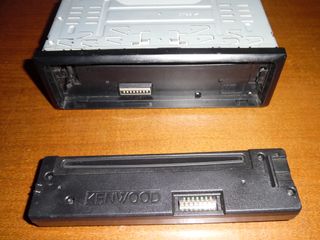Un'autoradio(una radio per auto)Usata,a cd"KENWOOD