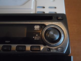 Un'autoradio(una radio per auto)Usata,a cd"KENWOOD