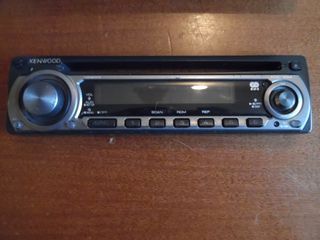 Un'autoradio(una radio per auto)Usata,a cd"KENWOOD