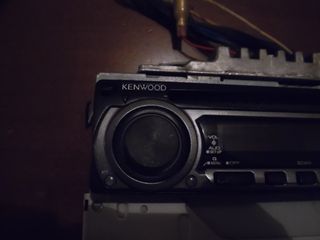 Un'autoradio(una radio per auto)Usata,a cd"KENWOOD
