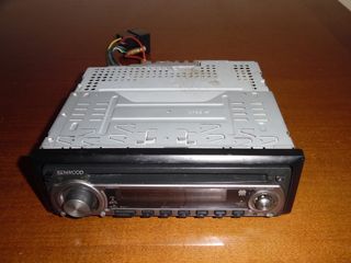 Un'autoradio(una radio per auto)Usata,a cd"KENWOOD