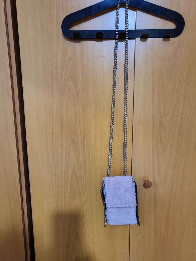 Bolso pelo rosa stradivarius para movil