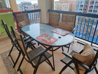 Mesa jardín y sillas reclinables