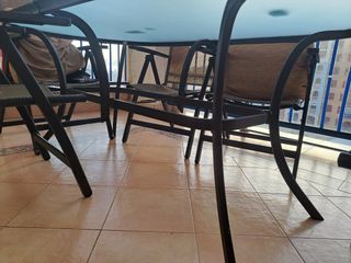 Mesa jardín y sillas reclinables