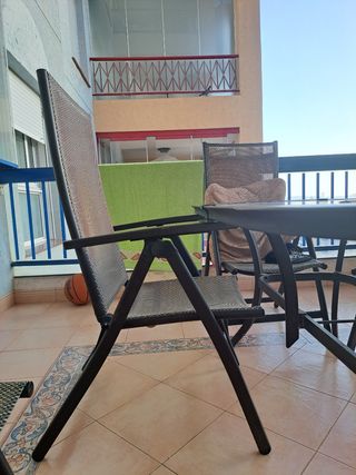 Mesa jardín y sillas reclinables