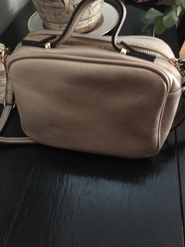 Bolso mano y bandolera color rosa cobrizo dorado