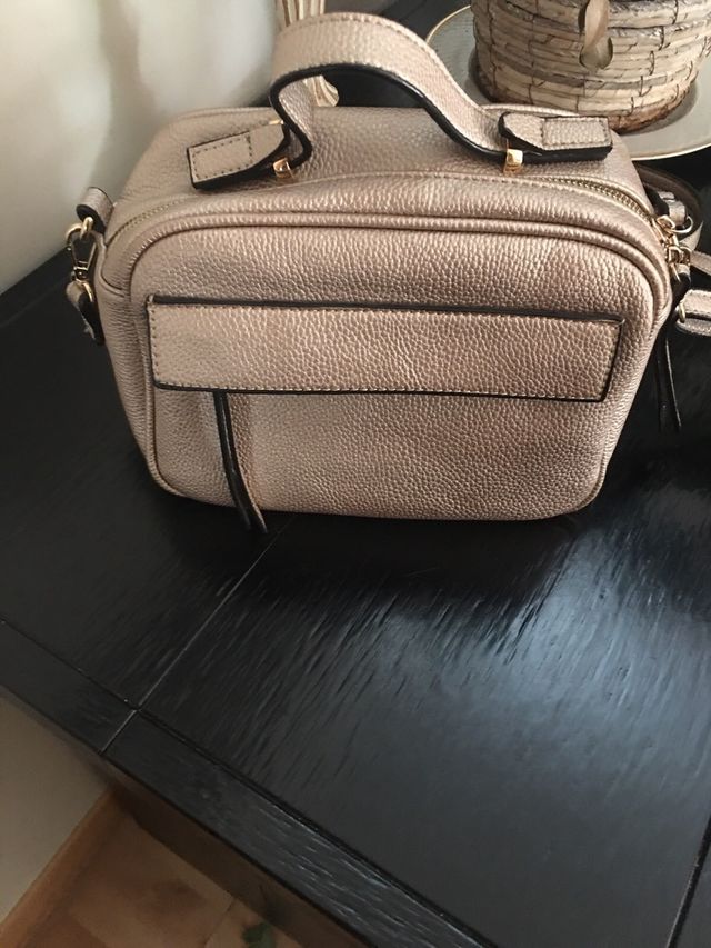 Bolso mano y bandolera color rosa cobrizo dorado