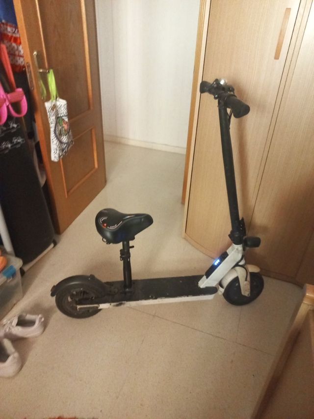 Patinete blanco y negro