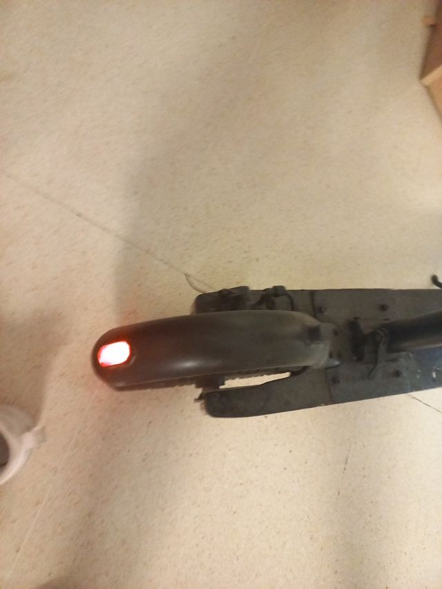 Patinete blanco y negro