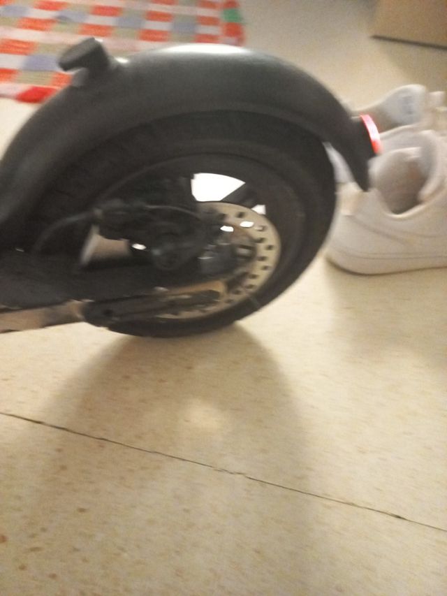 Patinete blanco y negro