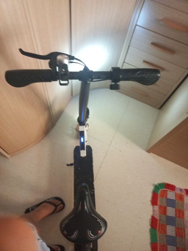 Patinete blanco y negro