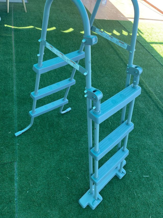 Escalera piscina a estrenar ( recien montada)