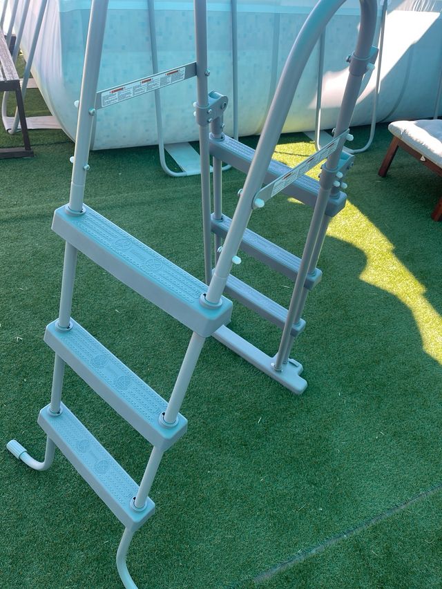 Escalera piscina a estrenar ( recien montada)