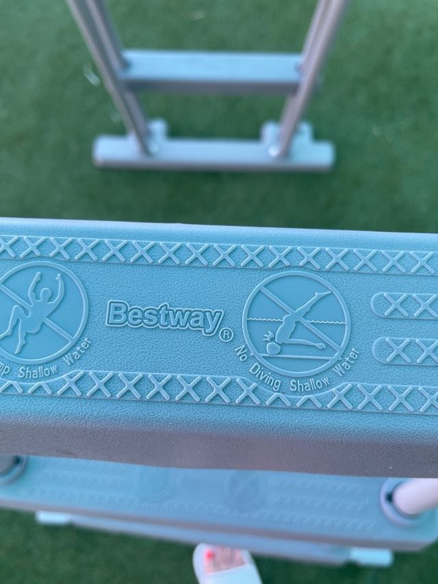 Escalera piscina a estrenar ( recien montada)