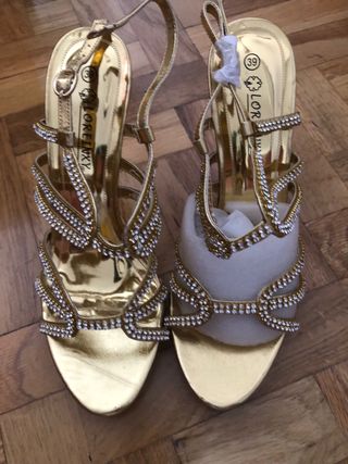 Sandalias doradas y Swarosky